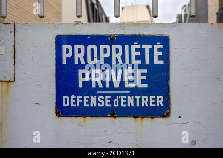 Blaues rostig Schild mit der Aufschrift `Privateigentum - kein Eintrag`, in Französisch geschrieben Stockfoto